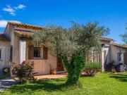 JOLIE MAISON AVEC PISCINE VILLAGE A PIEDS