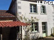 Jolie maison de ferme en pierre mitoyenne avec deux chambres