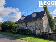 Jolie maison en pierre, jardin et parking située dans...