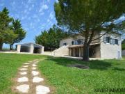 Jolie maison familiale en pierre avec piscine sur un...