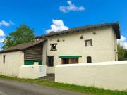 Jolie maison individuelle en pierre dans un cadre