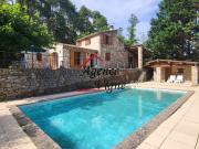 Jolie villa en pierres avec piscine