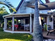 Jolie villa traditionnelle avec jardin luxuriant et vue...