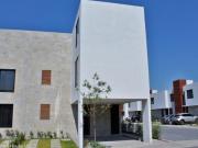 Jurica casa de tres niveles en VENTA RAH3464