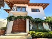 Jurica, VENTA Casa con alberca, cuarto de servicio, 4...