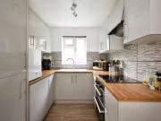 Charming 2 bedroom flat for rent in Cavalier Way,...