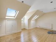 Just in! 3 bedroom flat for rent in Croydon Road,...