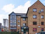 Charming Flat to rent in Wellington Way, Bow, London E3