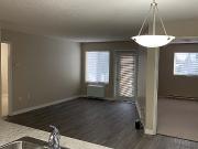 Kenwood Court Spacious 1 Bedroom Unit Plus Den Apartment For