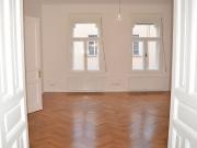 Kernsanierte Altbauwohnung mit 4 Zimmern und Balkon in...