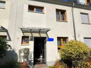 KfW 60 Reihenmittelhaus am Feldrand, mit Blick zum Taunus