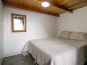 Kitnet completa em ambiente seguro e organizado próximo a Li