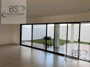 KL/ CASA EN RENTA CON 3 AMPLIAS REC?MARAS