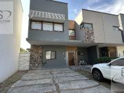 KL/ CASA EN RENTA EN BONITA PRIVADA ARBOLADA. ALTOZANO QRO