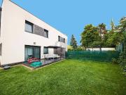 KLARE LINIEN ELEGANTE AUSSTATTUNG GARTEN MIT TERRASSE