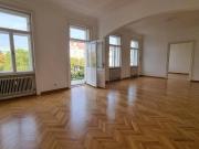 klassischer Altbau mit Balkon Blick in den Park