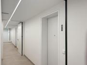 Kleine Perle im ultramodernen Wohnhaus mit Pool am Dach...