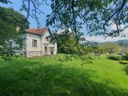 Kleines Haus auf der Wiese zum Renovieren auf einem sehr...