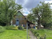 Kleines Haus mit großem Garten und Scheune