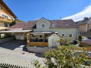 Kleines Markthaus mit Carport und kleinem Garten