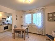 KOFFER NEHMEN UND EINZIEHEN HELLE MÖBLIERTE...