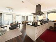 Komfortable 4 Zimmer Wohnung mit Terrasse, Aufzug sowie...