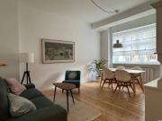 Komplett renovierte und neu möblierte Wohnung in Pr. Berg!