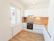 Komplett sanierte 2 Zimmer Eigentumswohnung trifft auf...