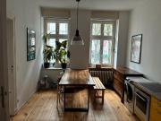 Kreuzberger Altbau mit Wohnküche, Dielen & grüner Ruhe