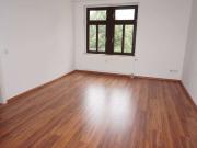 Küche mit Balkon + Bad mit Fenster + im 1. OG