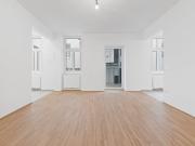 Küche mit schöner Fensterfront und Balkon in den ruhigen...