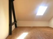 ZENTRAL & GEMÜTLICH unterm Dach + HOLZBALKEN + ab sofort