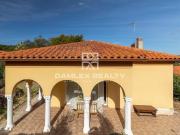 La casa está construida sobre una parcela de 766,86m2 y...