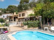 La casa esta ubicada en la urbanización de Serra Brava,...