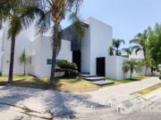 LA FIRMA REAL STATE VENDE PRECIOSA RESIDENCIA EN ESQUINA...