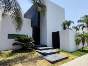 LA FIRMA REAL STATE VENDE PRECIOSA RESIDENCIA EN ESQUINA...