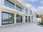 La moderna casa en fase de construcción, situada entre...
