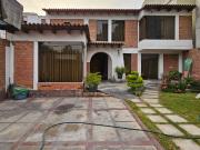 LA MOLINA: VENTA DE CASA FRENTE A PARQUE