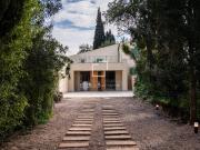 La propiedad dispone de seis generosas suites,...