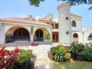 Hermosa casa con amplio jardín en La Molina