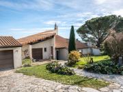 La vue panoramique d'un habitat singulier en Ardèche