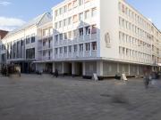 Ladenfläche mit großem Schaufenster in der Fußgängerzone