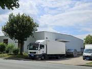 Lager undoder Montagehalle im Gewerbegebiet mit...