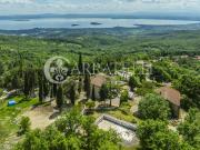 Lago Trasimeno, Avvolta dalle colline umbre e con...