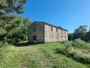 Lajatico: vendesi metà casolare da ristrutturare in...
