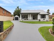 Lakeside living with water views, beautiful presentation...