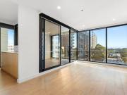 Lakeside luxury with Albert Park views