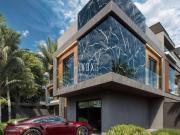 Sobrado frente rua com piscina no Xaxim