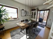 Ländlich und doch stadtnah: Zweifamilienhaus mit zwei...