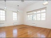 Large 1 bedrooom apartment in the heat of Parkville